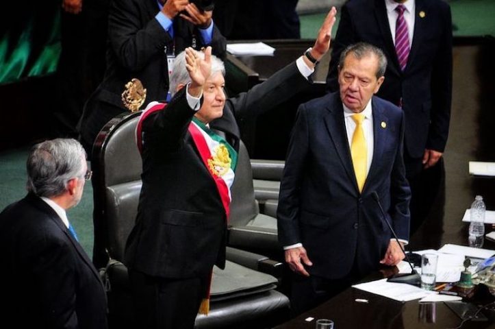 CIUDAD DE MÉXICO, 01DICIEMBRE2018.- Andrés Manuel López Obrador tomó protesta como Presidente Constitucional de los Estados Unidos Mexicanos, la banda le fue cedida por Porfirio Muñoz Ledo, presidente de la mesa directiva de la Cámara de Diputados, quien a su vez la recibió de Enrique Peña Nieto, Presidente de México saliente, en la sesión general del Congreso de la Unión. FOTO: DIEGO SIMÓN SÁNCHEZ /CUARTOSCURO.COM