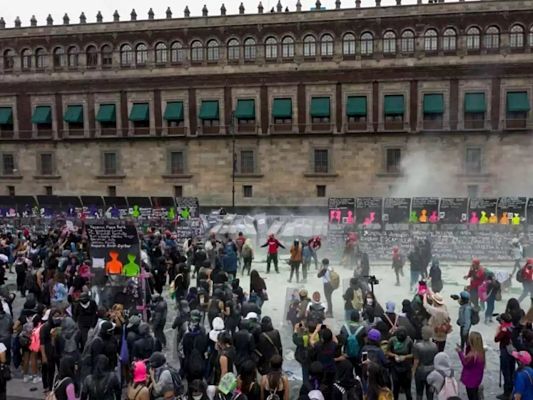 derriban-vallas-metalicas-afuera-de-palacio-nacion_opt