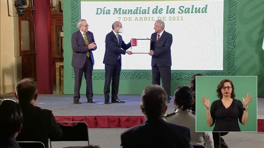 amlo-entrega-premios-merito-2021-trabajdores-salud_opt