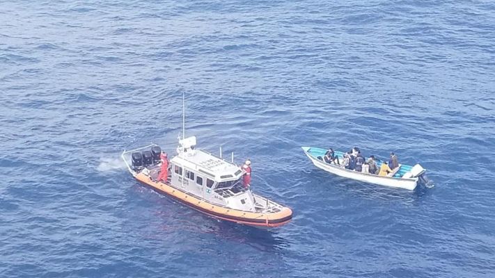 rescatan-13personas-varadas-mar-ensenada-bajacalifornia_opt