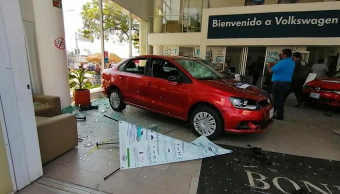destrozos en agencia de autos_opt