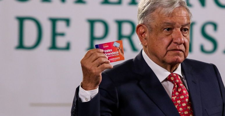 Andrés Manuel López Obrador mostró los llamados "Vales Grandeza" repartidos en Guanajuto con motivo de las elecciones.