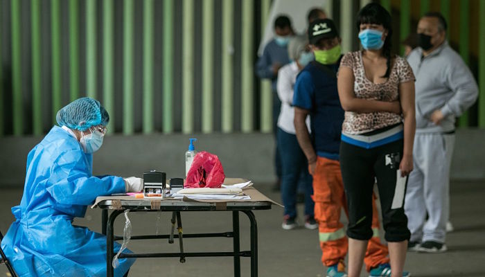 Personas esperan su resultado de la prueba de antigenos de Covid-19 en el macrokiosco del bajo puente de Tacuba en Miguel Hidalgo.