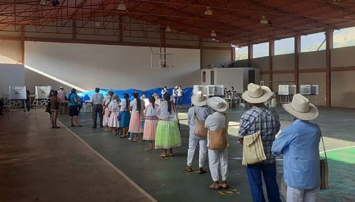 pobladores votando_opt
