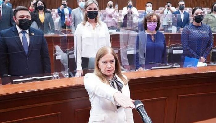Sara Bruna- nueva fiscal de Sinaloa-toma-protesta_opt