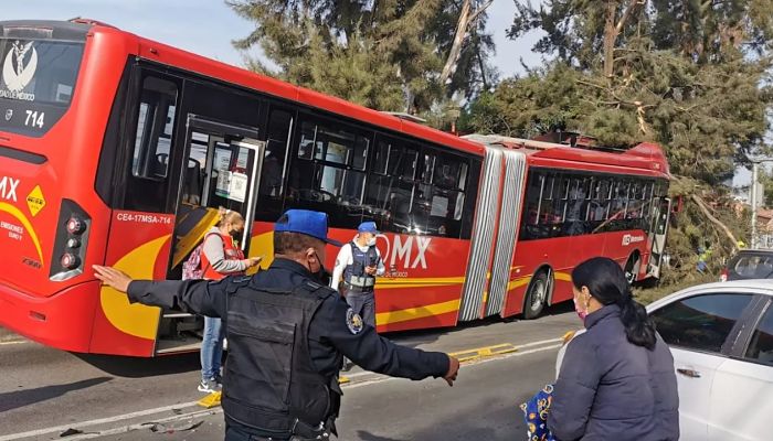 choca-metrobus-contra-arbol_opt