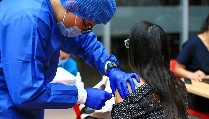 refuerzo-a-mayores-de-40-anos-foto-efe_opt