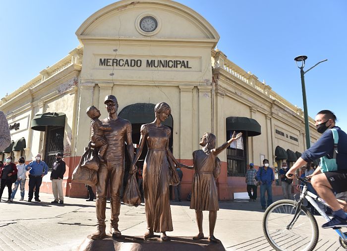 escultura dedicada a la familia en el Mercado Municipal_opt