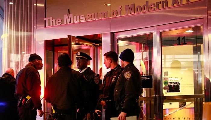 Policia en la entrada del MoMa_opt