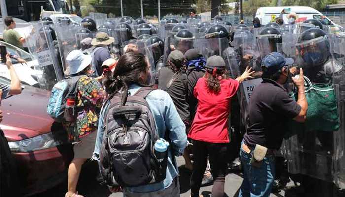 Autoridades-y-manifestantes-comenzaron-a-forcejear