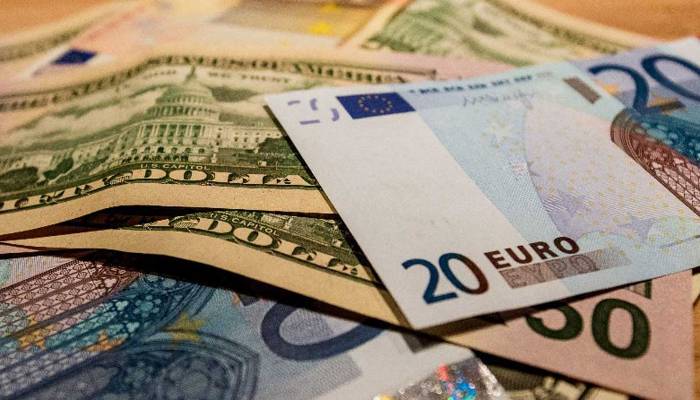 Euro cae por debajo del dólar por primera vez desde 2002