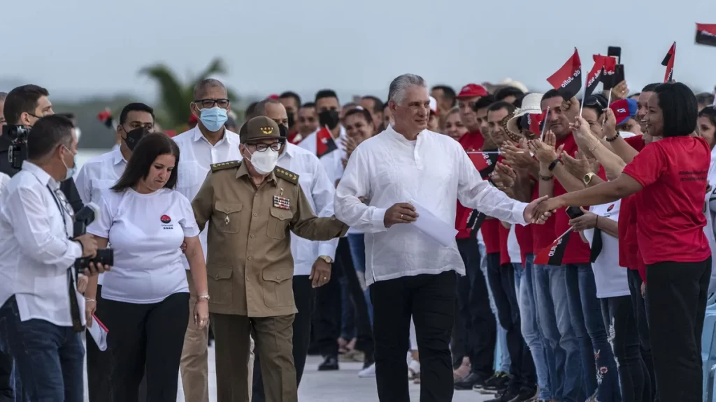 el-presidente-cuba-miguel-diaz-canel-y-el-expresidente-raul-castro