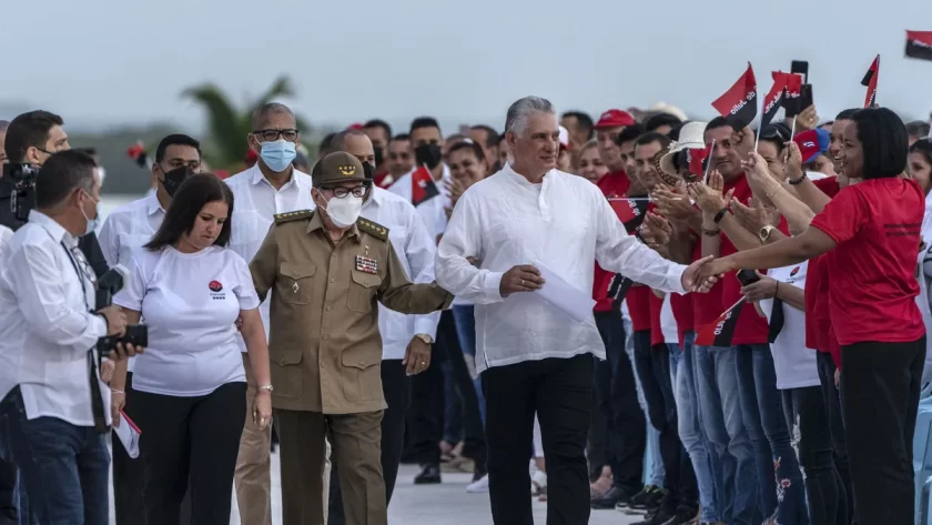 el-presidente-cuba-miguel-diaz-canel-y-el-expresidente-raul-castro