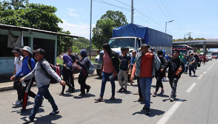 migrantes bloquean calles en Chiapas..