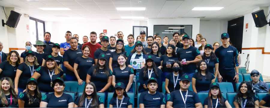 Se reúne secretaria de Turismo con estudiantes de la Unisierra0b(1)