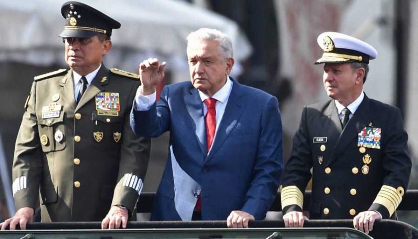 amlo y Julian Assange