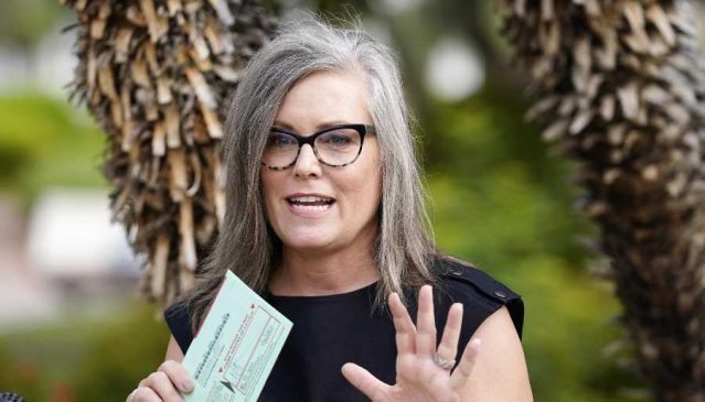 La demócrata Katie Hobbs