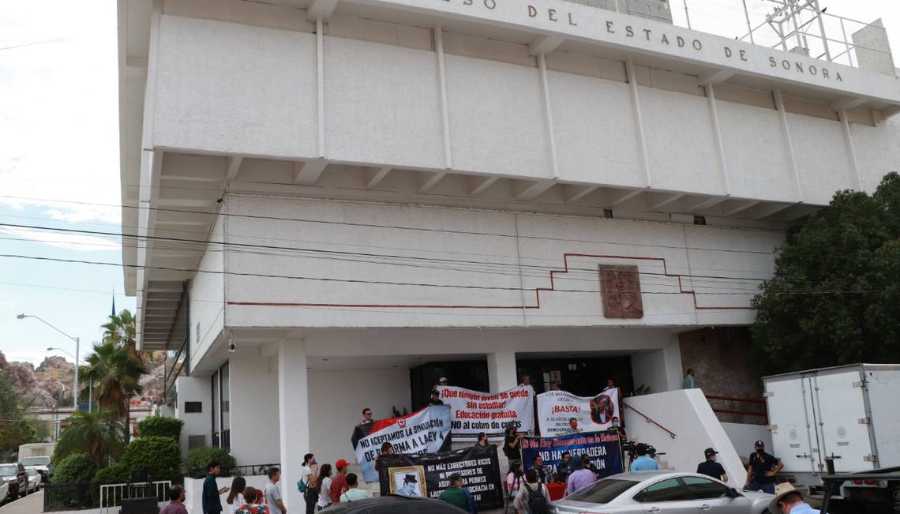 Manifestación fuera del congreso de Sonora
