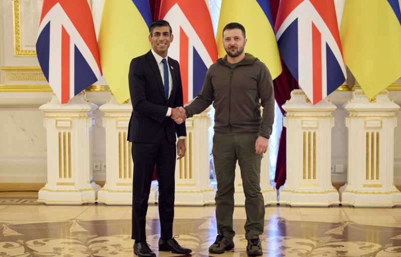 Primer ministro británico visita Kiev para reafirmar apoyo a Ucrania(1)