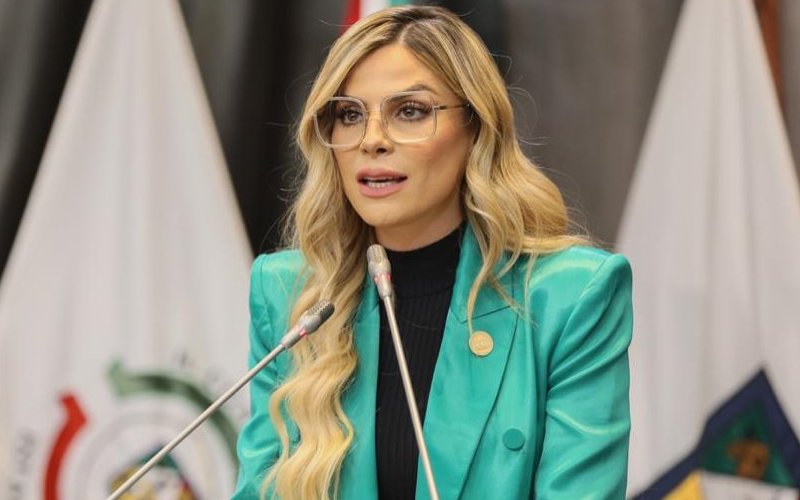 paloma teran traje verde