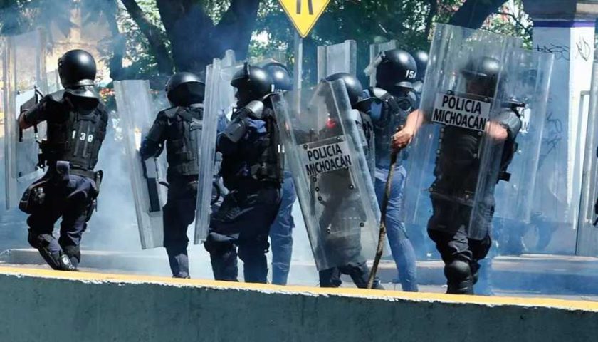 policia-repele manifestación2