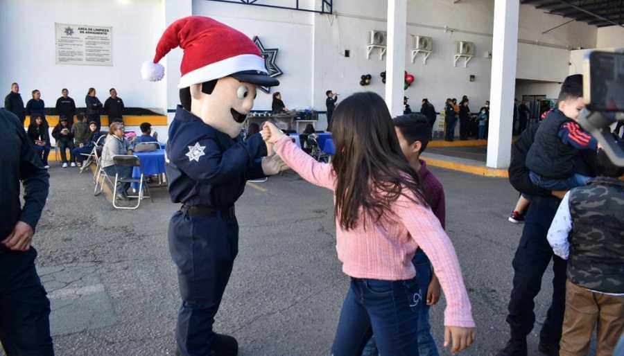 Conviven policías estatales con sus hijos en posada navideña3