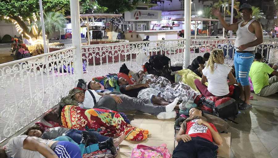 Migrantes duermen en plaza pública en Tapachula, Chiapas