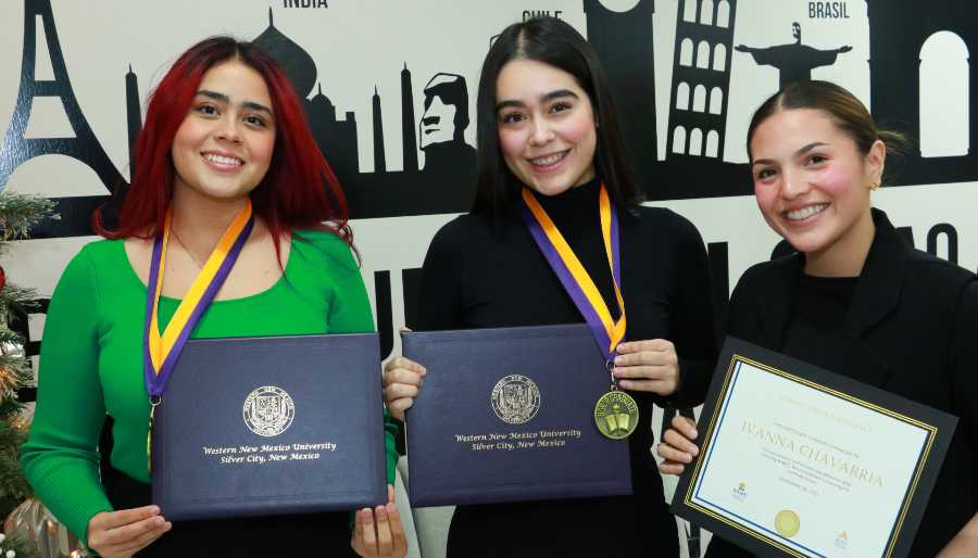 Obtienen alumnas de la Licenciatura en Mercadotecnia doble titulación