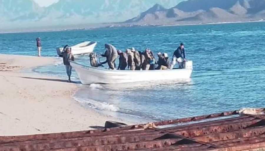 Rescatan con vida a pescadores seris 2