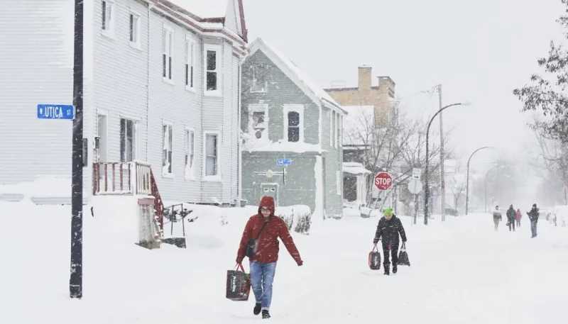 habitantes-de-buffalo entre-la-nieve-
