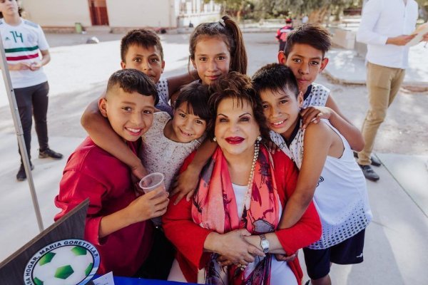 Marcela Fernández con niños beneficiados por su fundación