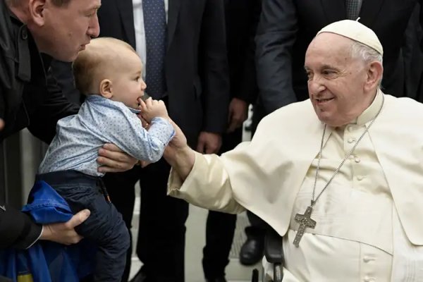 Papa Francisco con niño en el Día de los Inocentes