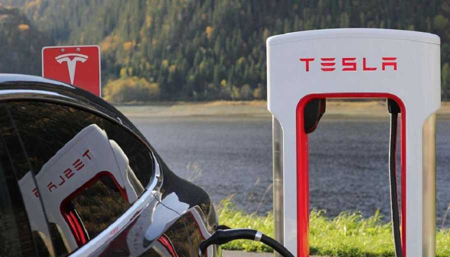 Corea del Sur multa a Tesla