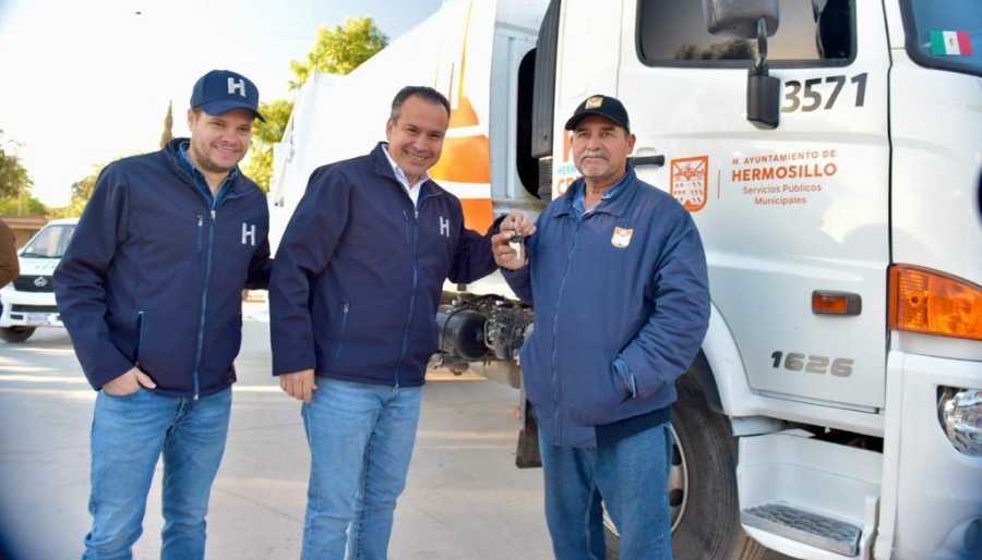 Entrega Toño Astiazarán vehículos para servicios públicos en Miguel Alemán (1)