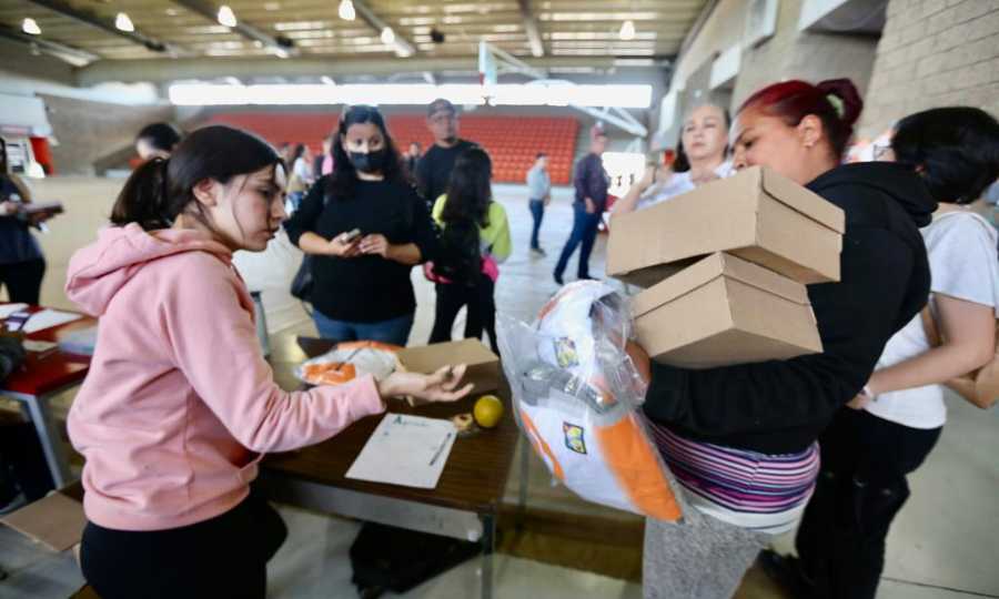 entrega de uniformes en sonora