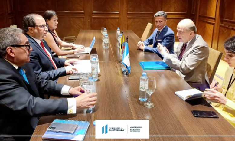 mario-bucaro-reunion-canciller-colombia