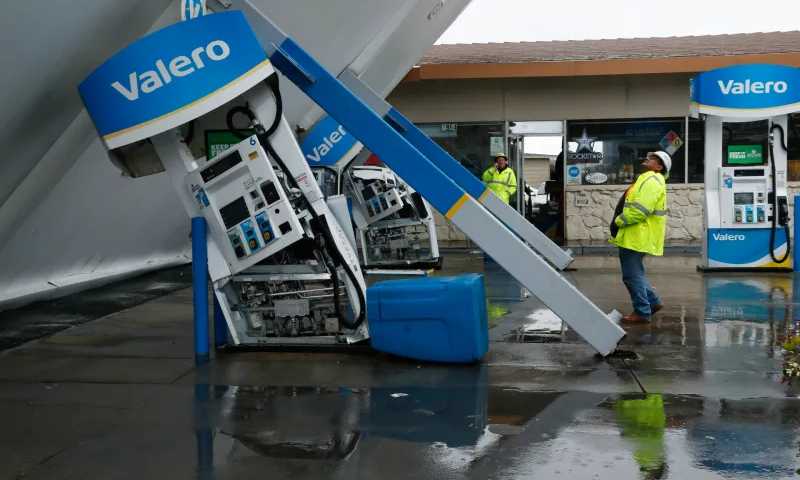 tormenta-en-california-causa-al-menos-dos-muertes-y-deja-a-miles-sin-energia-2