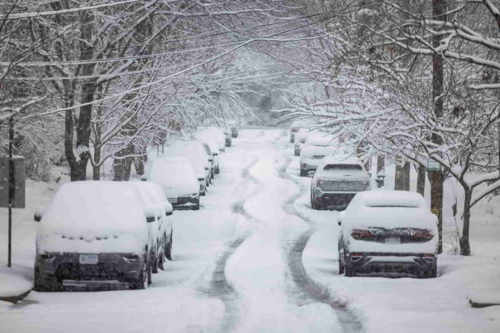 El sur de California bajo una inusual tormenta de lluvia y nieve-min