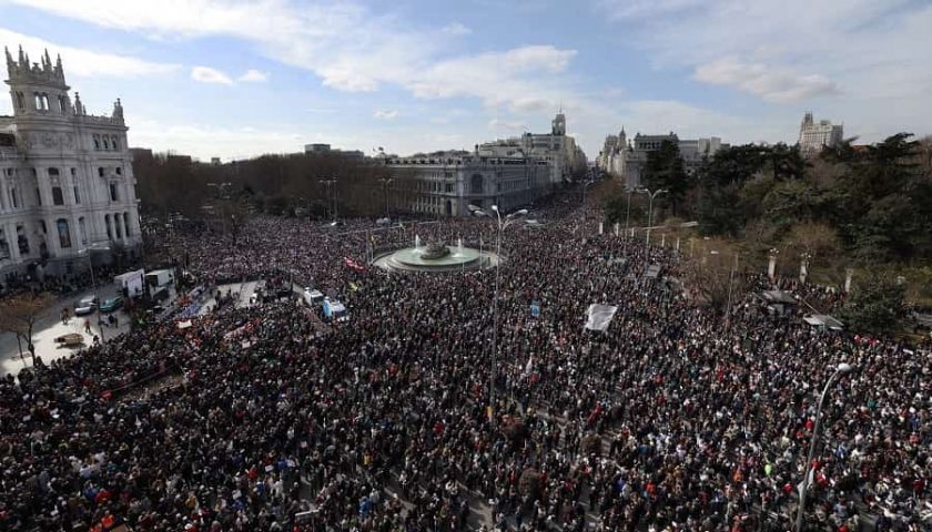 multitud en contra de la privatización de la salud2-min