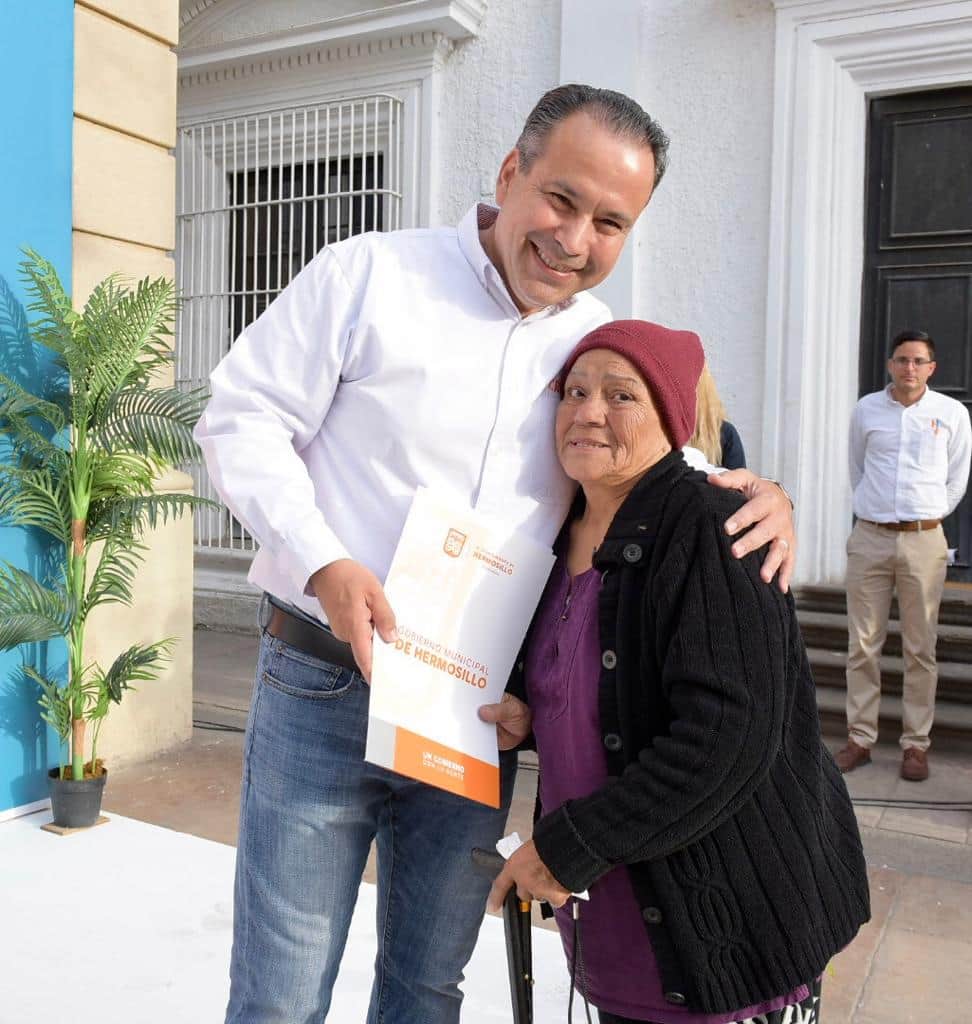 Entrega Toño Astiazarán títulos de propiedad a familias de 25 colonias (3)-min-min
