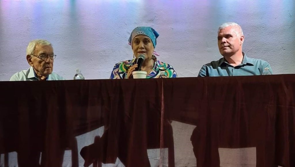 Carlos moncada dona libros a biblioteca-min
