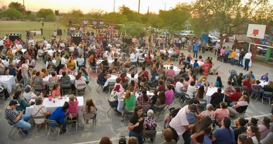 Festeja Toño Astiazarán a mamás del norte de Hermosillo (1)-min