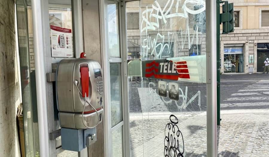 Italia dice adiós a las cabinas telefónicas...-min