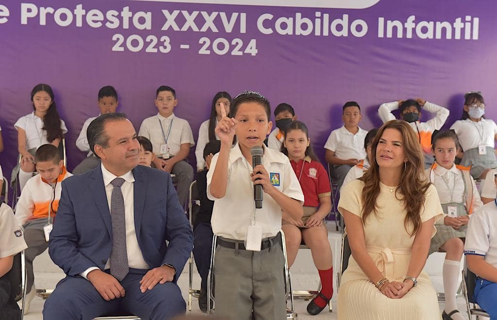 Toño Astiazarán y Patty Ruibal toman protesta a nuevo Consejo Municipal Infantil (1)-min (1)