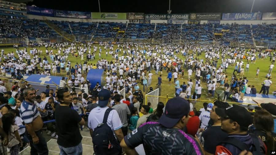 estampida en estadio de fútbol..-min