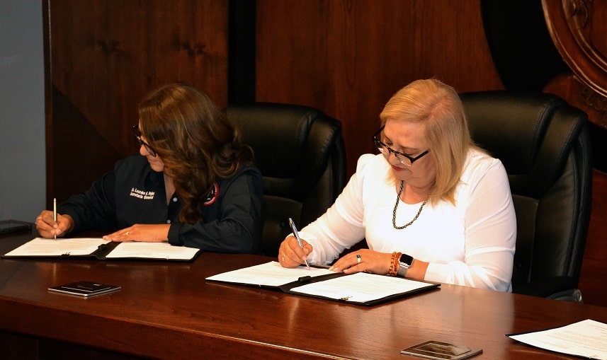 firma de convenio con staus...-min