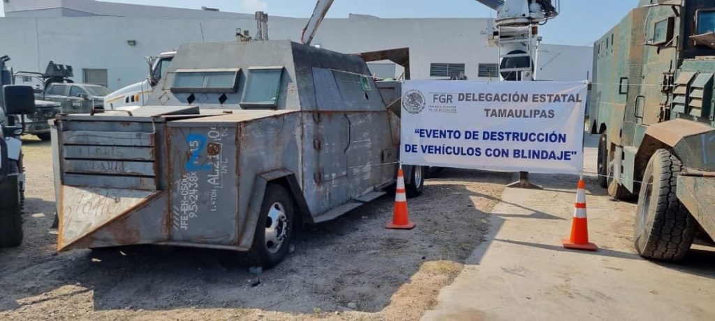 Destrucción de carros monstruos...-min