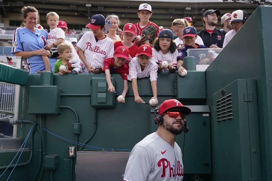 Kyle Schwarber de los Filis de Filadelfia...-min