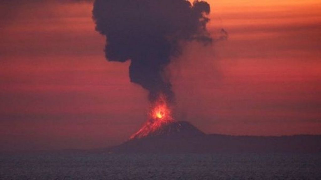 Volcán Anak Krakatoa entra en erupción en Indonesia..-min