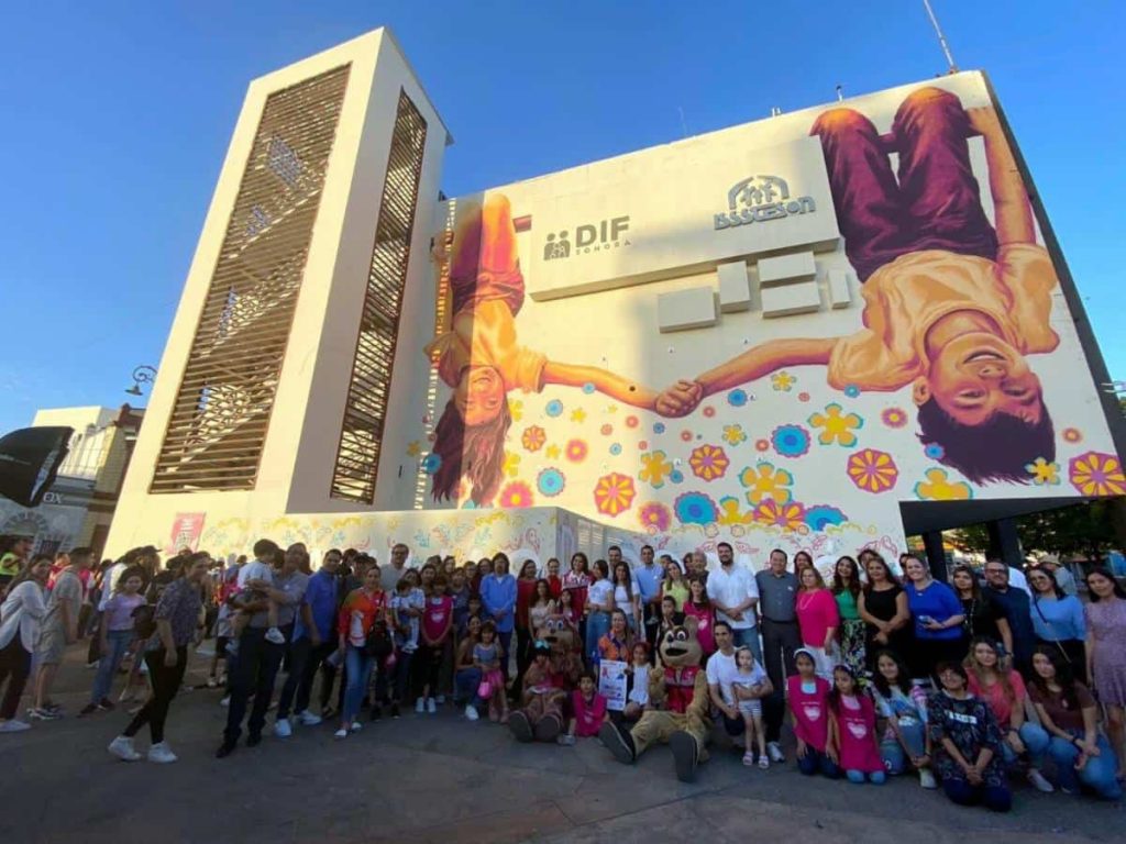 mural “Familias de Corazón” en la plaza Alonso Vidald-min